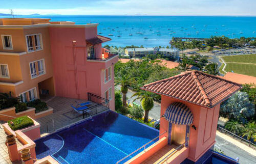 airlie beach accommodation hero